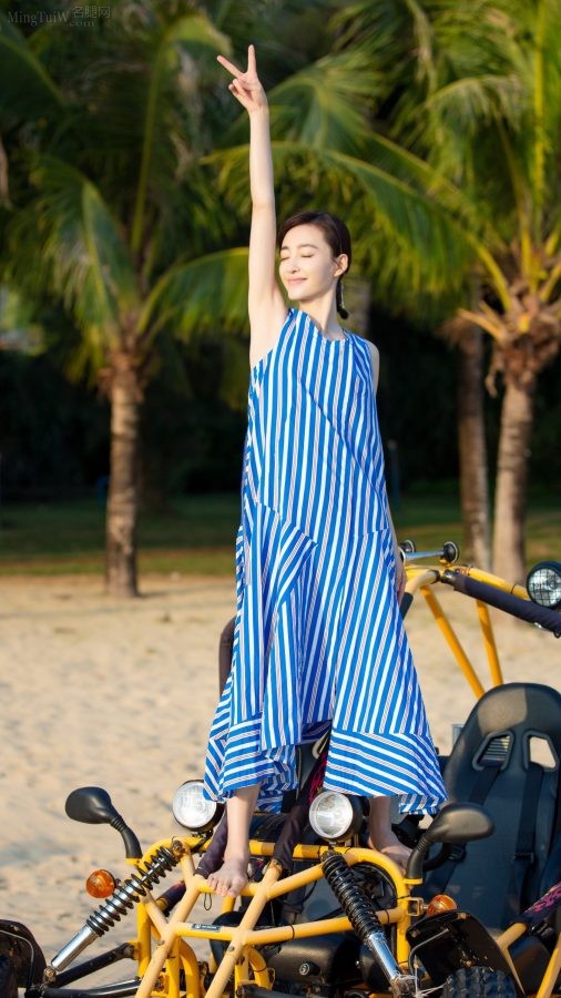 女明星王丽坤美足踩在沙滩车上展示惬意海边生活（第1张/共5张）