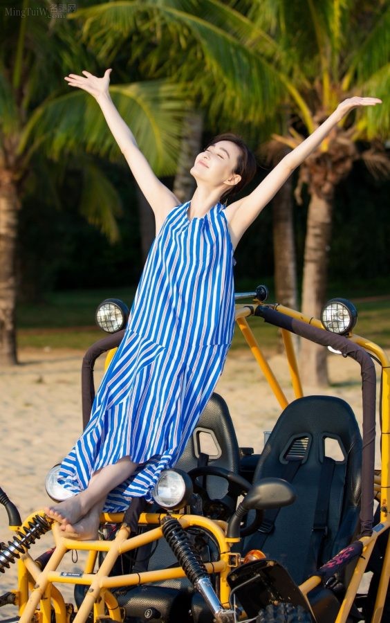 女明星王丽坤美足踩在沙滩车上展示惬意海边生活（第2张/共5张）