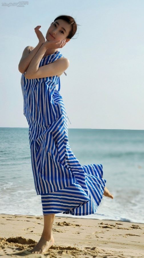 女明星王丽坤美足踩在沙滩车上展示惬意海边生活（第3张/共5张）