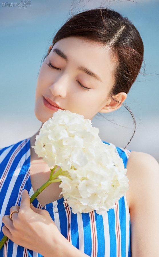 女明星王丽坤美足踩在沙滩车上展示惬意海边生活(4/5)