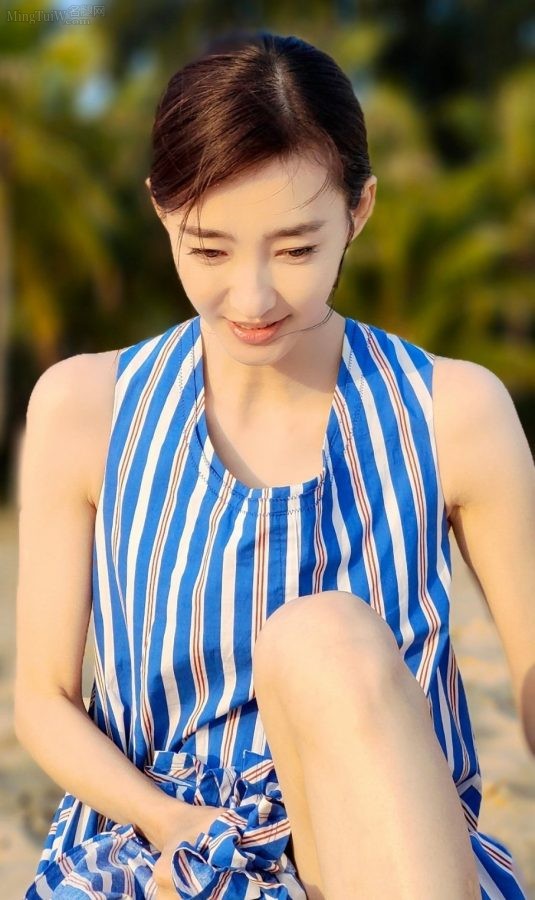 女明星王丽坤美足踩在沙滩车上展示惬意海边生活（第5张/共5张）