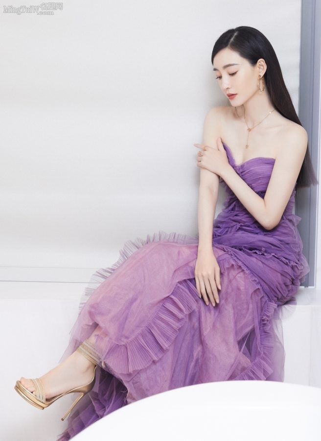 王丽坤秀出妩媚气质：穿上紫色低胸纱裙配高跟凉鞋展现玉足之美(1/6)