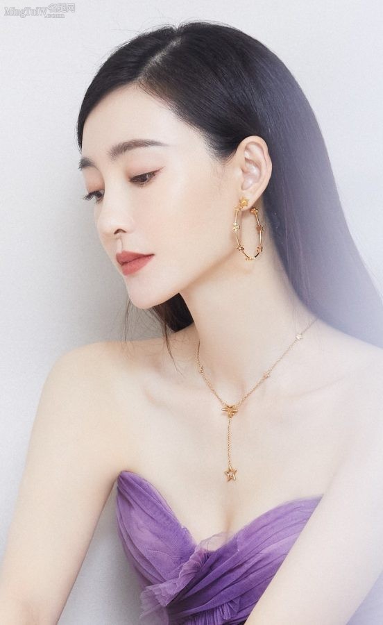 王丽坤秀出妩媚气质：穿上紫色低胸纱裙配高跟凉鞋展现玉足之美(3/6)