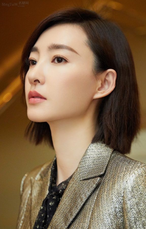 DIOR Dior ambassador Wang Likun shows off her elegant short hair: wearing a suit and Dior high heels to show her fashionable temperament(2/2)