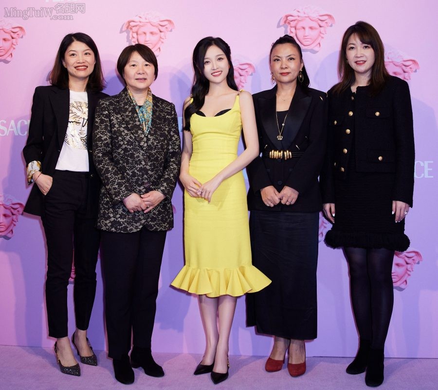 穿黄裙的美少女吴宣仪参加摩登时尚活动，露在外面的是黑色的bra吗(10/10)