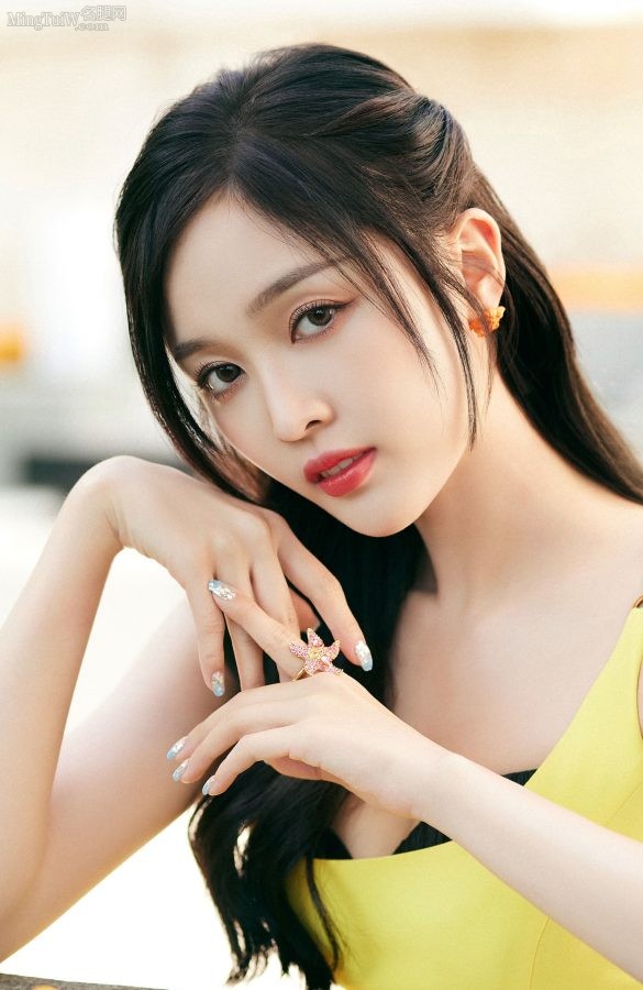 穿黄裙的美少女吴宣仪参加摩登时尚活动，露在外面的是黑色的bra吗(3/10)