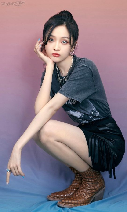 邻家小姐姐吴宣仪梳马尾辫腿很白(1/7)