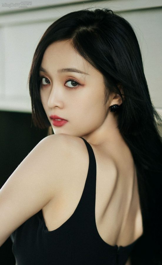 吴宣仪顺滑的美长腿穿小紫鞋美艳亮相(2/6)