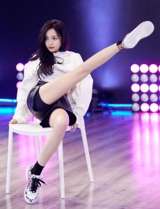 吴宣仪跳椅子舞完美展示一双耀眼美腿