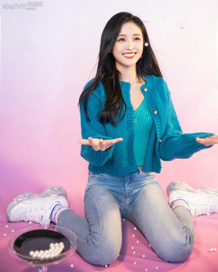 Wu Xuanyi wears a blue sweater to reveal her small waist and jeans wrap around the girl's thighs(2/6)