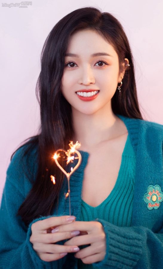 吴宣仪穿蓝毛衣露小蛮腰牛仔裤包裹少女大腿(6/6)