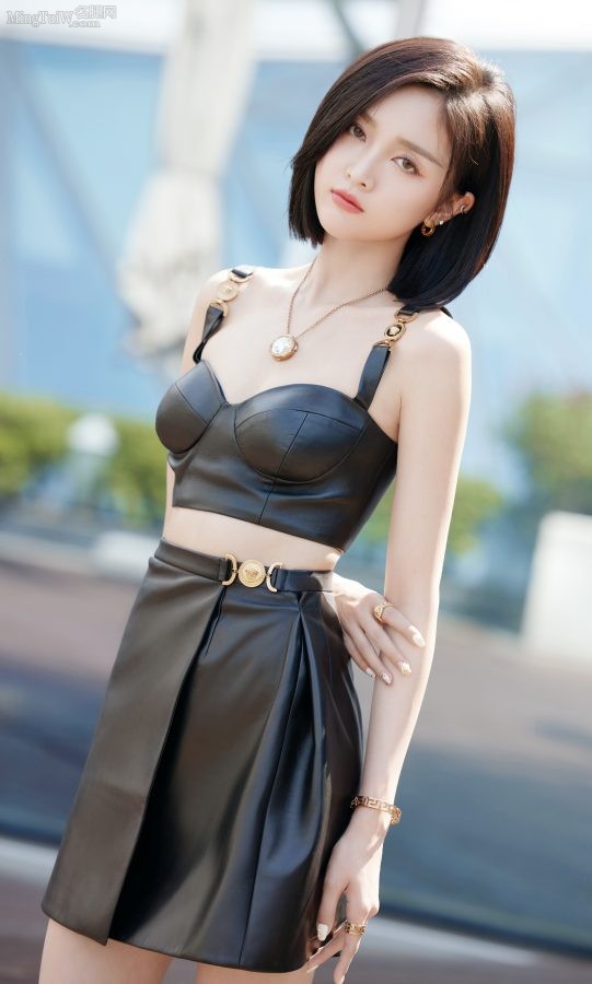 清爽甜妞吴宣仪踩细高跟在阳光照射下晒白皙细滑的美腿和玉足(3/5)