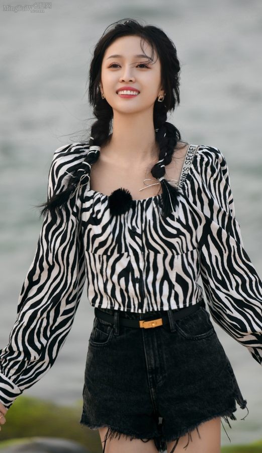 《妻子的浪漫旅行》剧照吴宣仪超直的美腿真的超值(2/3)