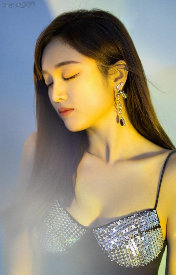 吴宣仪化身性感女神穿吊带开叉裙秀事业线和美腿(6/6)