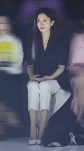 杨童舒都市轻熟风白西裤配白色高跟