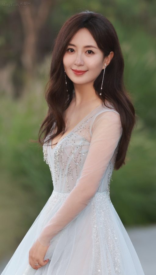 杨童舒穿低胸高级感礼服出镜秀的一条好沟(4/8)