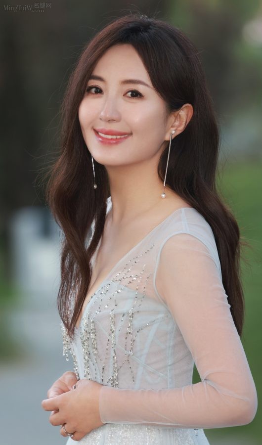 杨童舒穿低胸高级感礼服出镜秀的一条好沟(5/8)