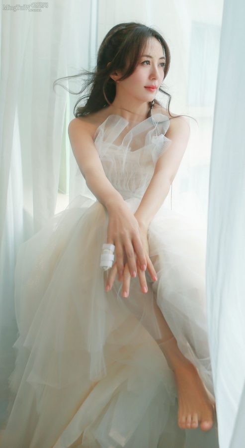气韵淡雅的女演员杨童舒穿白纱裙露美足(1/4)