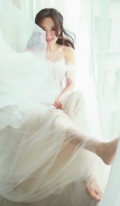 气韵淡雅的女演员杨童舒穿白纱裙露美足