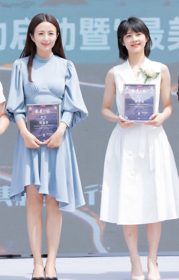 Mature and elegant female star Yang Tongshu has slender legs in a blue skirt(2/7)