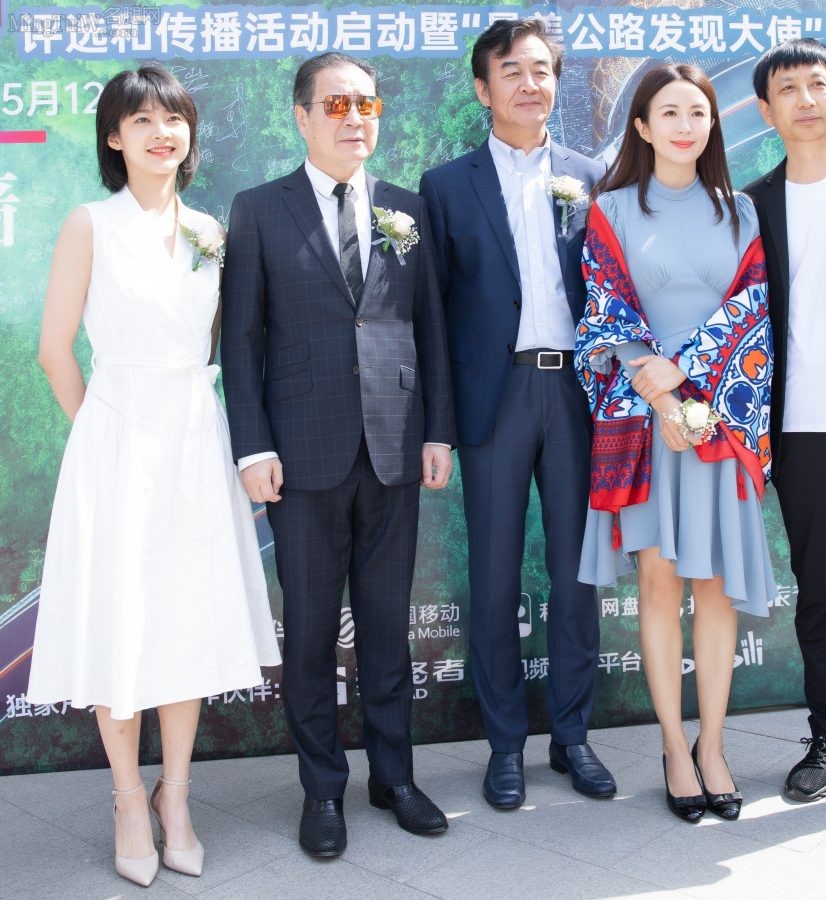 成熟优雅的女明星杨童舒一袭蓝裙小腿修长(3/7)