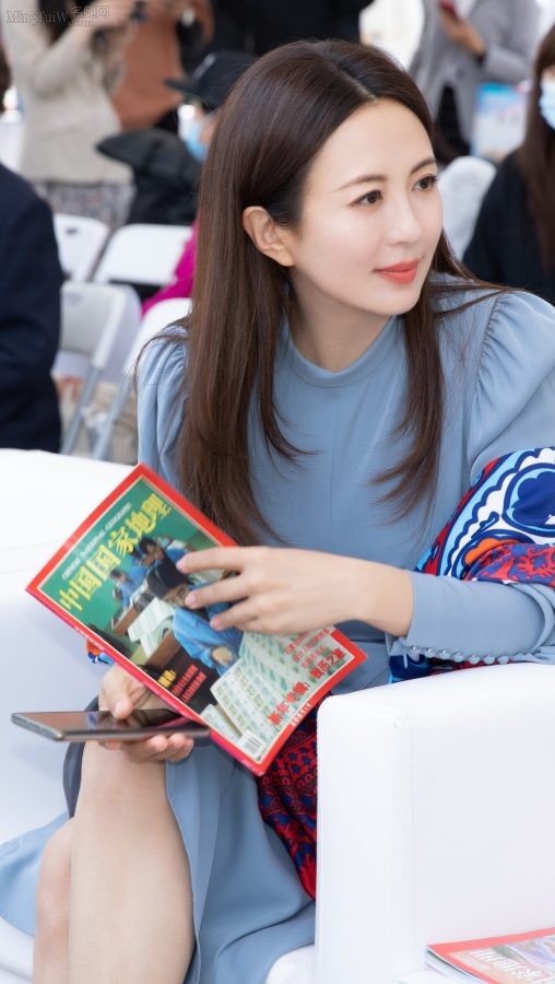 成熟优雅的女明星杨童舒一袭蓝裙小腿修长(5/7)