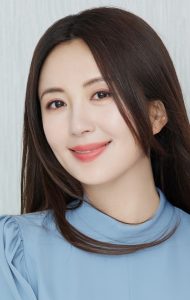 成熟优雅的女明星杨童舒一袭蓝裙小腿修长