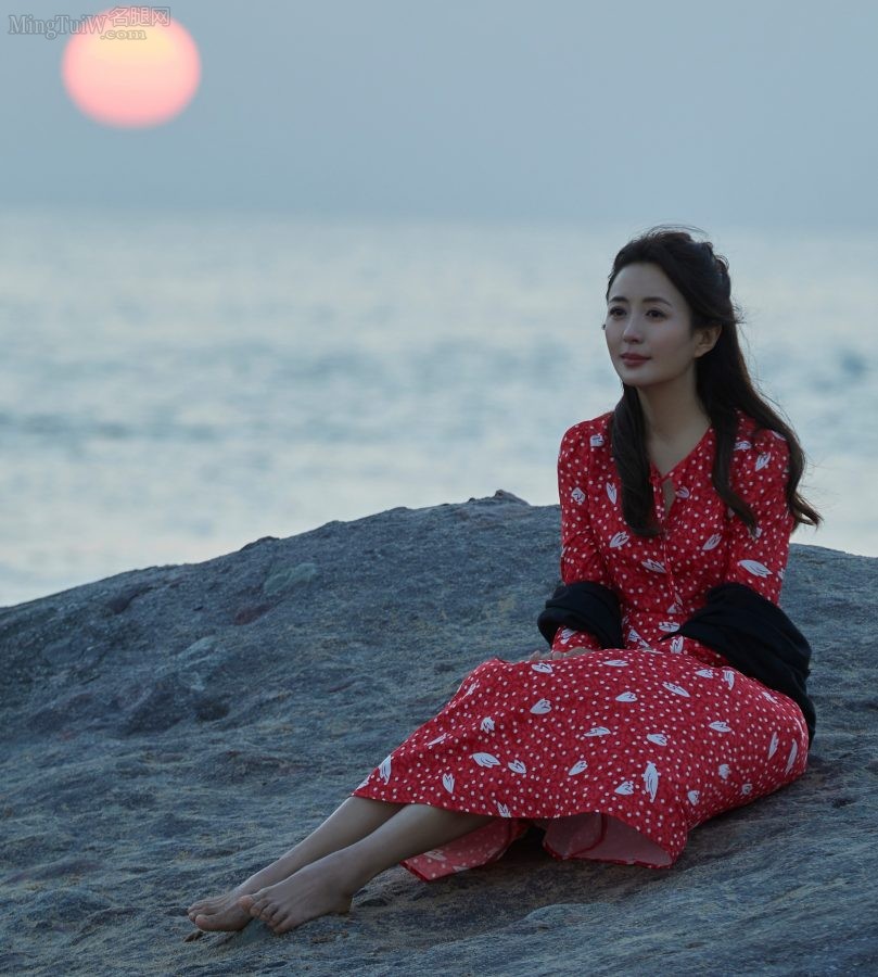 《女心理师》杨童舒光脚丫剧照(1/4)