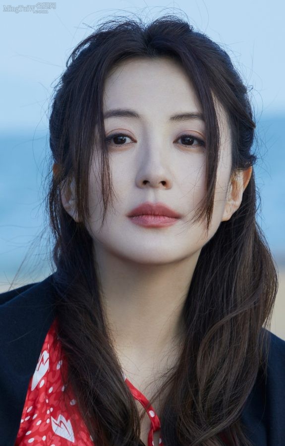 《女心理师》杨童舒光脚丫剧照(4/4)