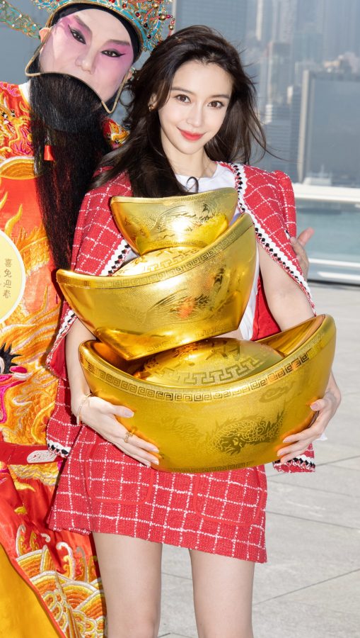 Angelababy杨颖纤细玉腿和财神合照(3/4)