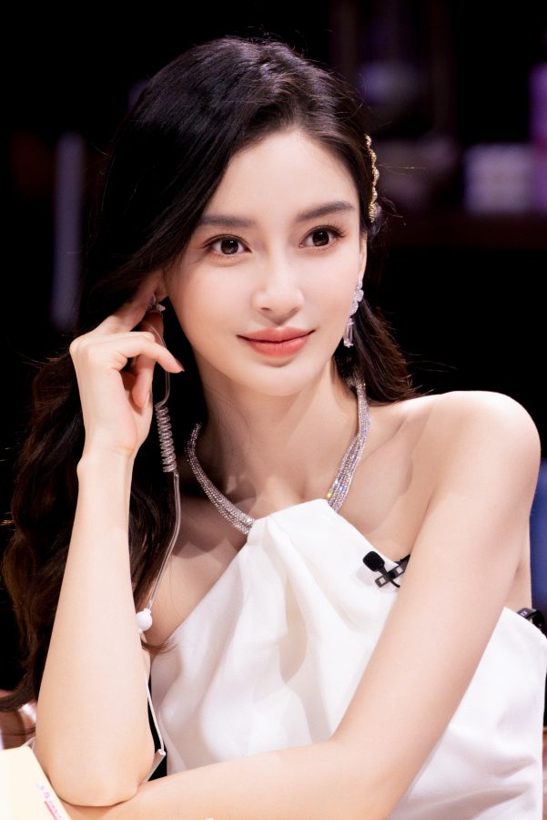 天使宝贝杨颖白皙细腿录制综艺气质清纯动人(8/9)