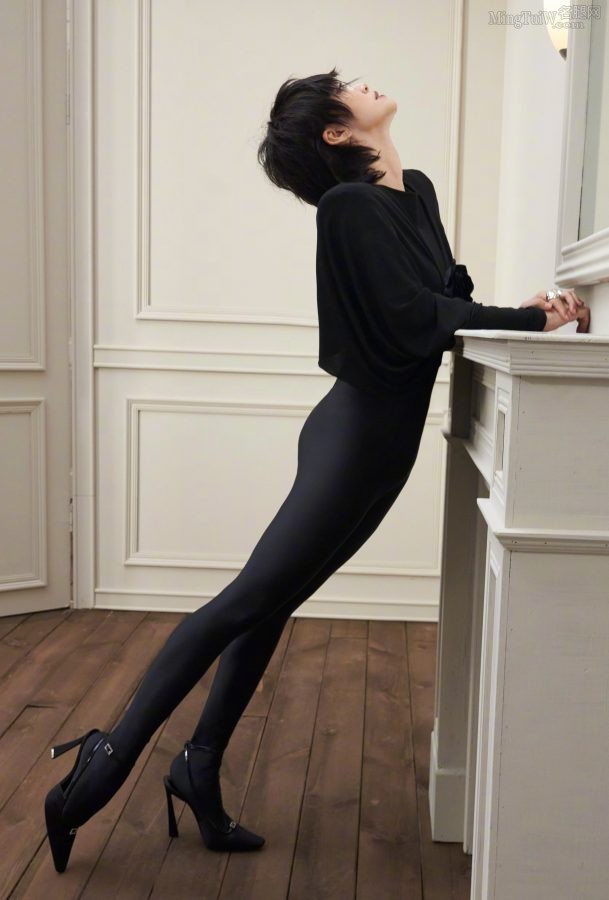 《时尚芭莎》姚晨穿黑色紧身裤包裹长腿和翘臀（第4张/共8张）