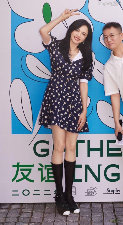 Yao Chen wore a floral dress and beautiful legs and short socks to take pictures in the park(6/10)