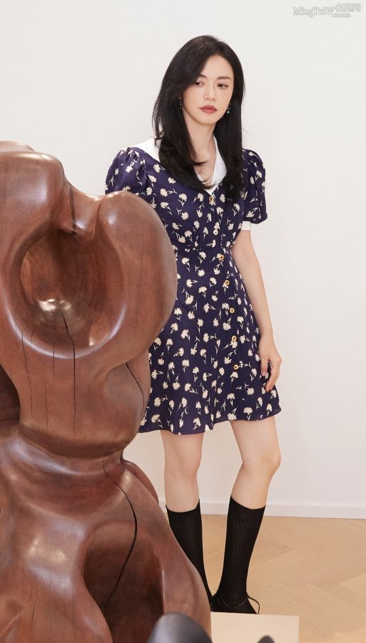 姚晨一身碎花连衣裙美腿穿短筒袜在公园拍照(9/10)