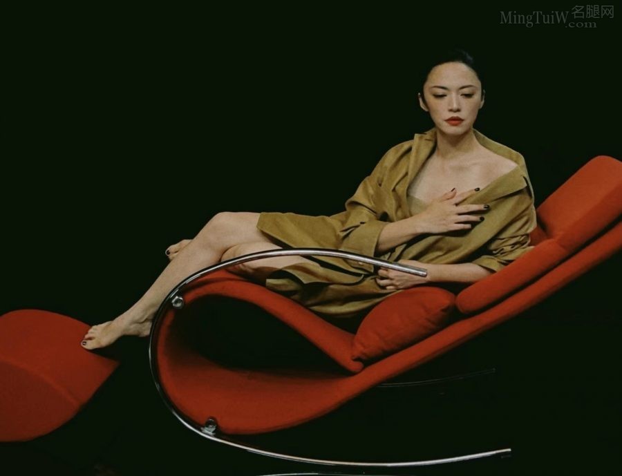 姚晨躺在红色按摩椅上不穿鞋露出美足(2/6)