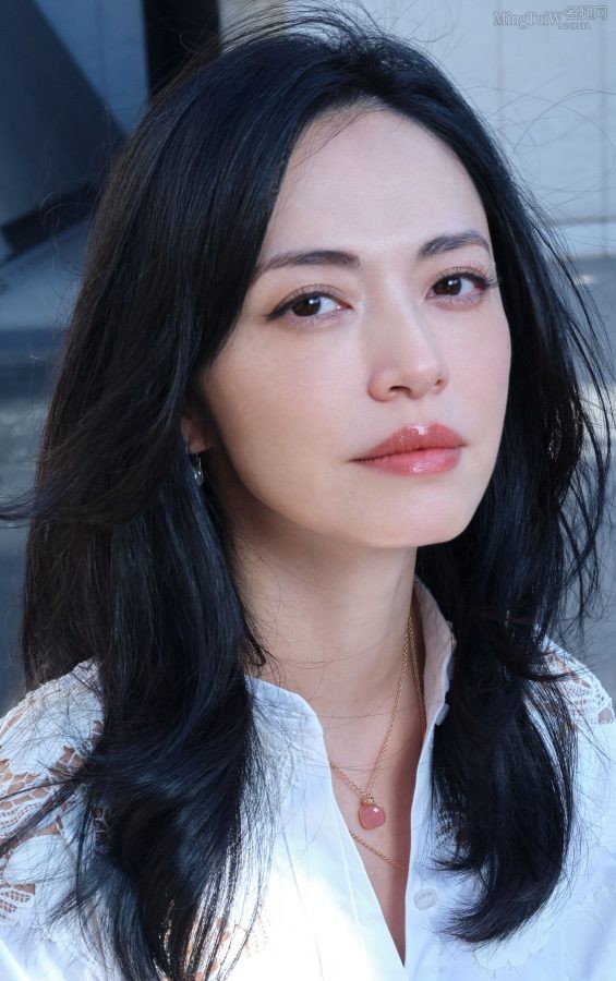 清爽的明星美女姚晨白裙玉足她的脸越来越好看了(2/5)
