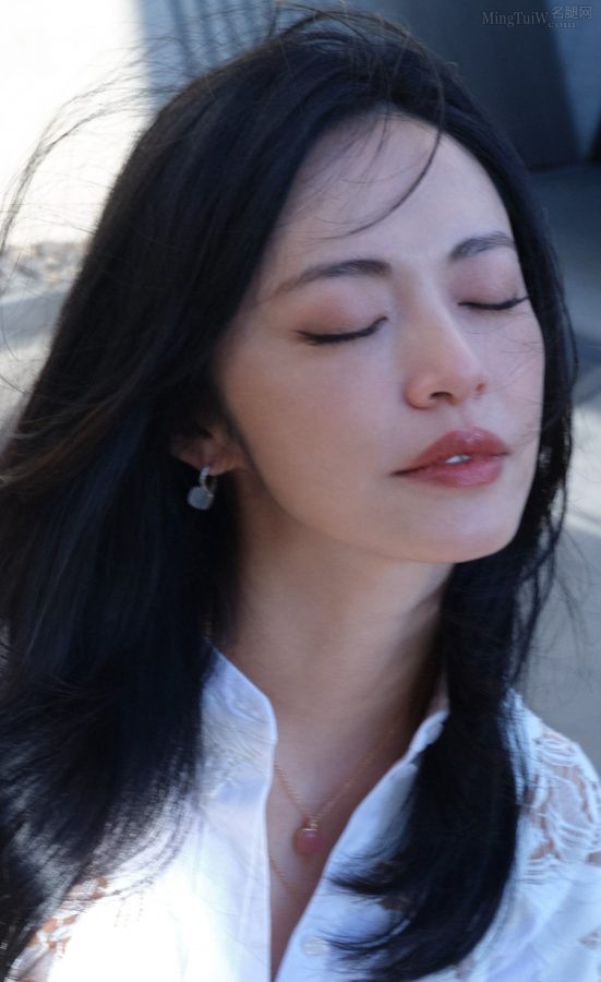 清爽的明星美女姚晨白裙玉足她的脸越来越好看了(4/5)