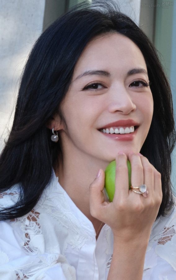 清爽的明星美女姚晨白裙玉足她的脸越来越好看了(5/5)