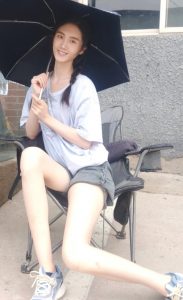 张恩齐白皙光滑的少女腿