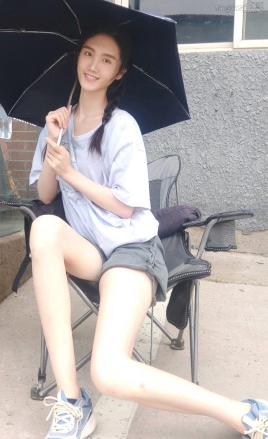 张恩齐白皙光滑的少女腿（第2张/共3张）