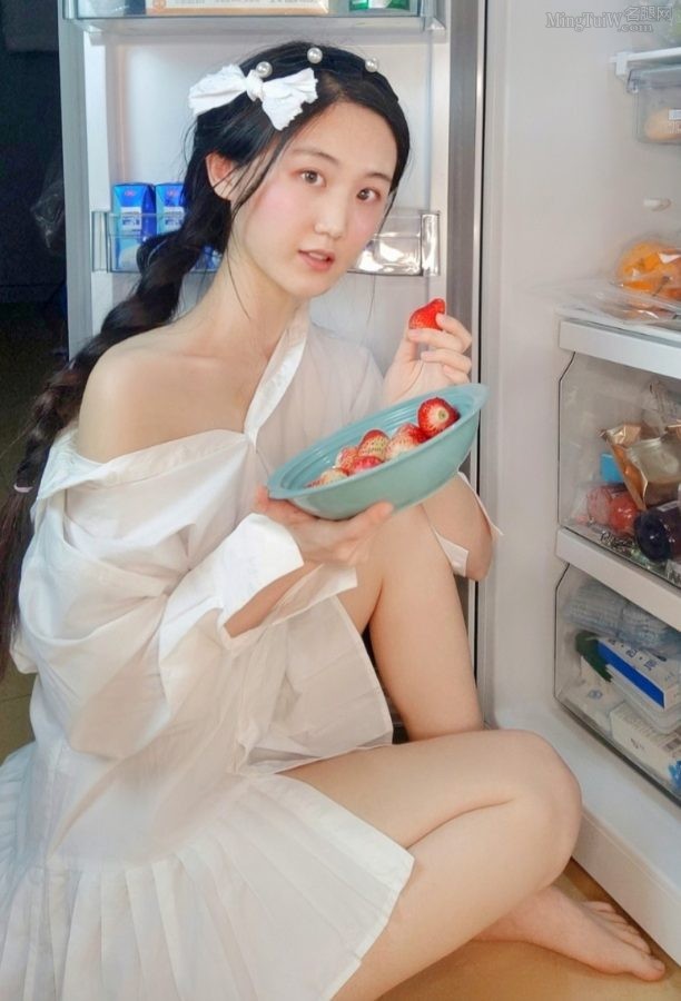 张恩齐光着可爱脚丫请你吃草莓(2/7)