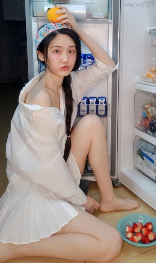张恩齐光着可爱脚丫请你吃草莓(6/7)