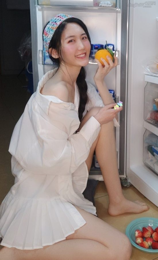 张恩齐光着可爱脚丫请你吃草莓(7/7)