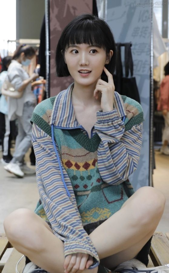 萌妹子张恩齐百褶裙细美腿甜美可爱(3/6)
