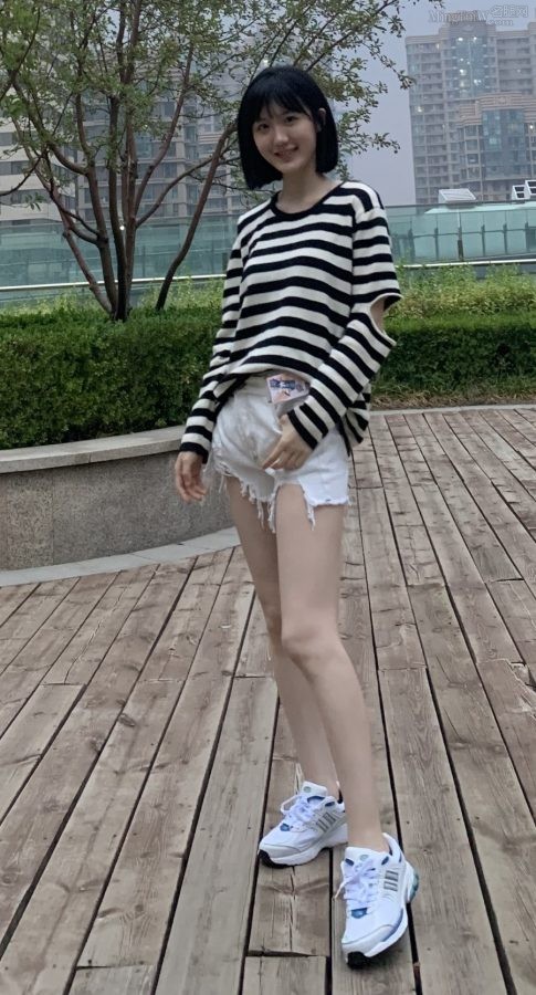 张恩齐热裤运动鞋秀美腿(1/4)