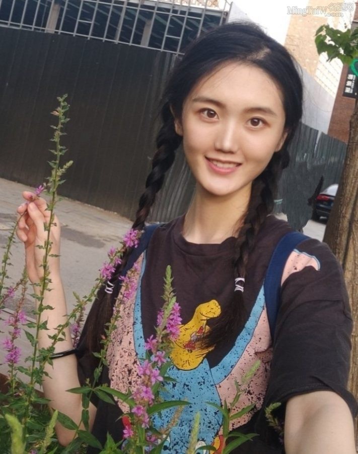 双马尾可爱女孩张恩齐细白的双腿(4/4)