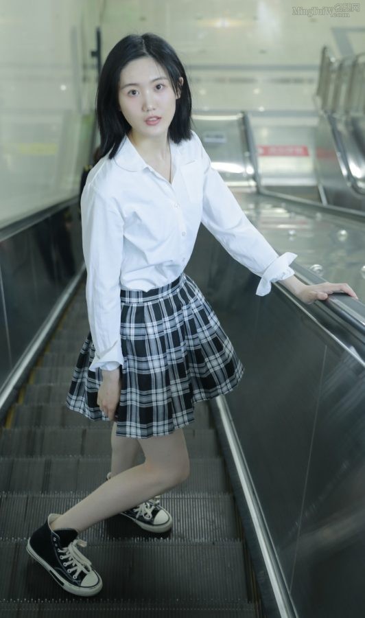 学生妹张恩齐格子裙白腿美照(1/4)