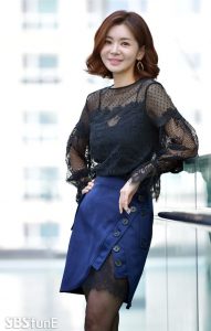 韩国女演员张瑞希蕾丝短裙配黑丝袜优雅