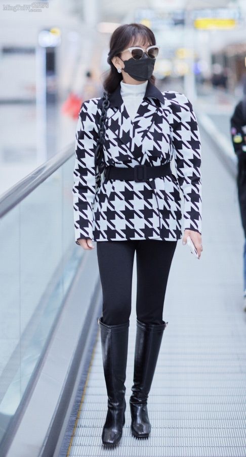 Zhao Yazhi appeared at the airport wearing high-heeled leather boots and tight pants covering her mature thighs(3/9)