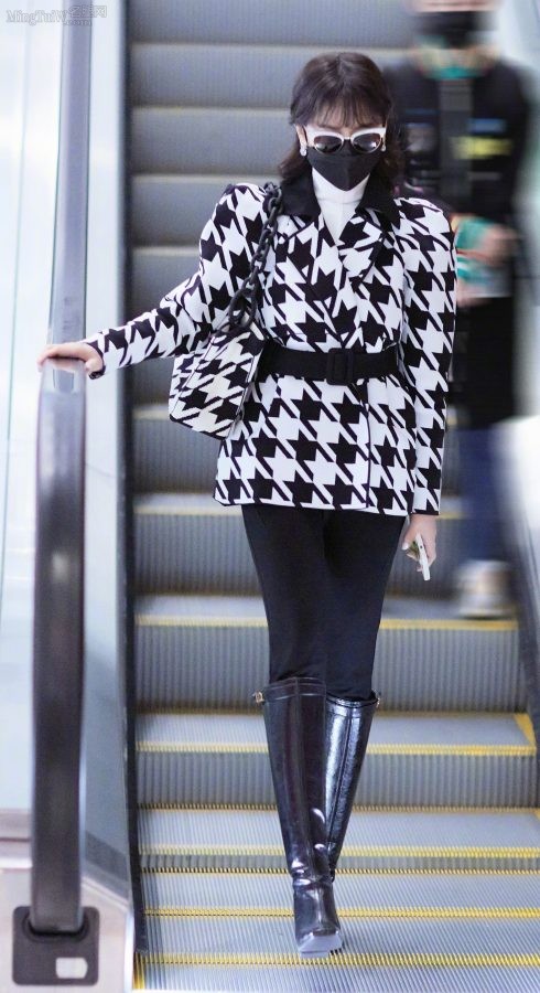 Zhao Yazhi appeared at the airport wearing high-heeled leather boots and tight pants covering her mature thighs(9/9)